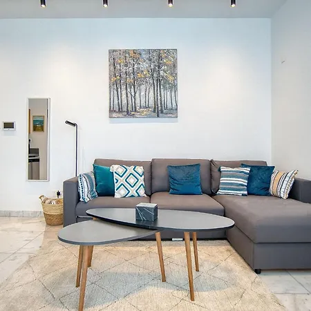 Modern Sea-view Work Apartment, Sit-stand Desk, Pool, Gym & Walk To Old Town Paphos