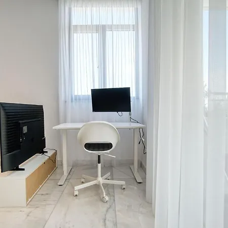 Modern Sea-view Work Apartment, Sit-stand Desk, Pool, Gym & Walk To Old Town Apartman Paphos