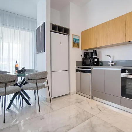 Apartman Modern Sea-view Work Apartment, Sit-stand Desk, Pool, Gym & Walk To Old Town Paphos