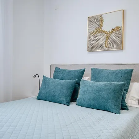 Modern Sea-view Work Apartment, Sit-stand Desk, Pool, Gym & Walk To Old Town *