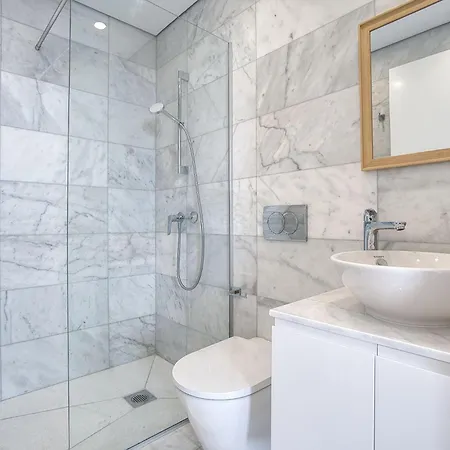 Modern Sea-view Work Apartment, Sit-stand Desk, Pool, Gym & Walk To Old Town Apartman