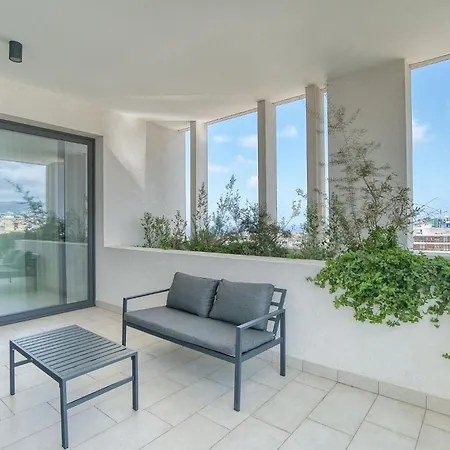 Modern Sea-view Work Apartment, Sit-stand Desk, Pool, Gym & Walk To Old Town