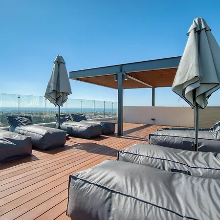 Modern Sea-view Work Apartment, Sit-stand Desk, Pool, Gym & Walk To Old Town *