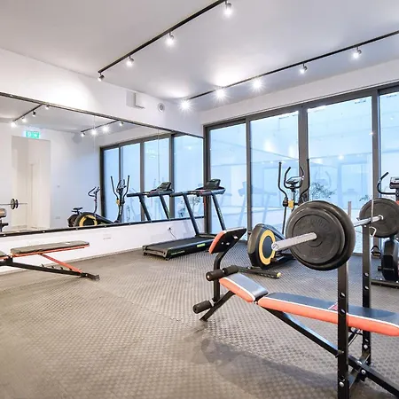 Modern Sea-view Work Apartment, Sit-stand Desk, Pool, Gym & Walk To Old Town *